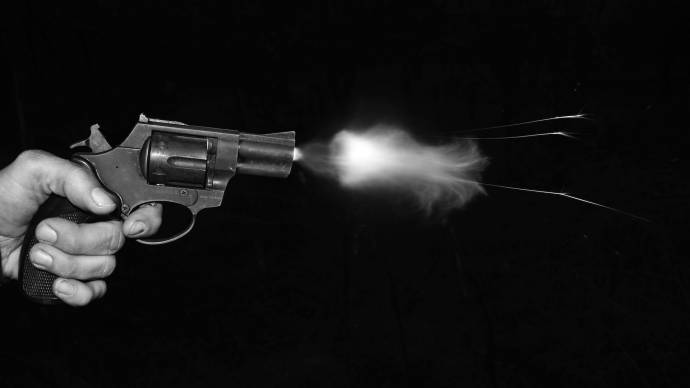 В Таганроге полицейский случайно подстрелил себя во время проверки чистоты оружия